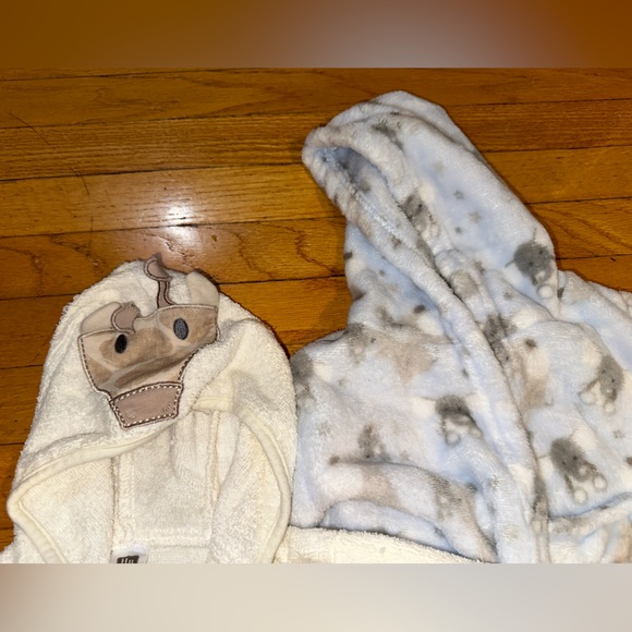 Bundle of 2 baby towels 9 months and 12 + months - Picture 2 of 16